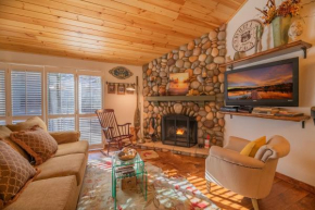 Junipine Lakefront Condo - Walking distance to the lake! Less than 2 miles from the slopes!